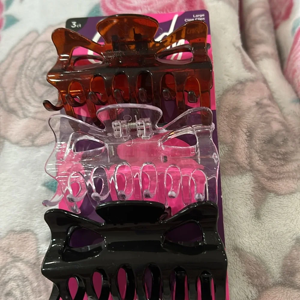 PRICE IS FIRM!! ♥️ Beauty bundle w/ hair clips ♥️ - NWOT!